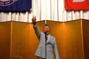 乾杯の音頭を執るパンチ佐藤氏